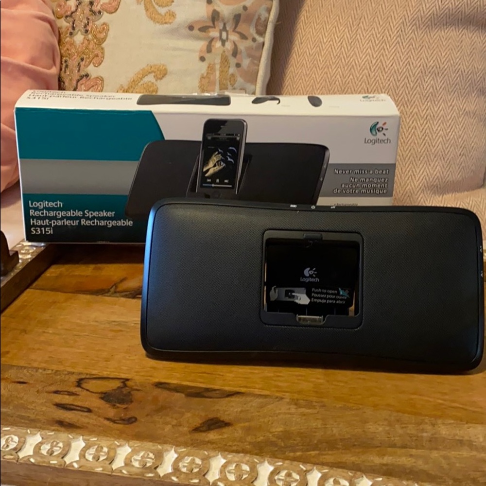 Logitech rechargeable speaker S315i- New